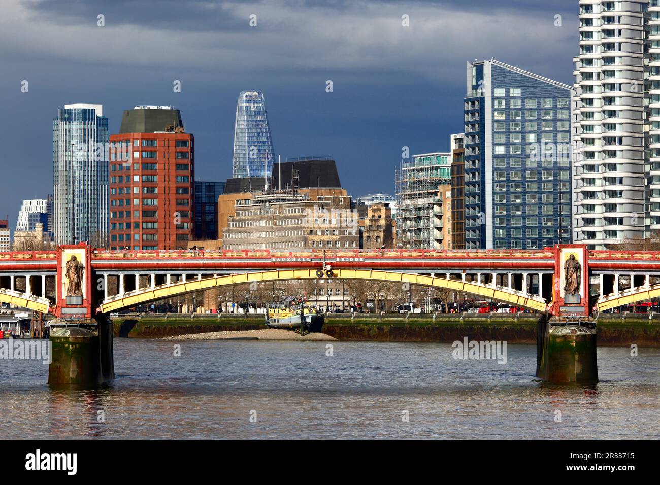 Eine Blackfriars Road / 'The Boomerang' Gebäude und New Vauxhall Bridge über die Themse unter stürmischem Himmel, London, Großbritannien Stockfoto