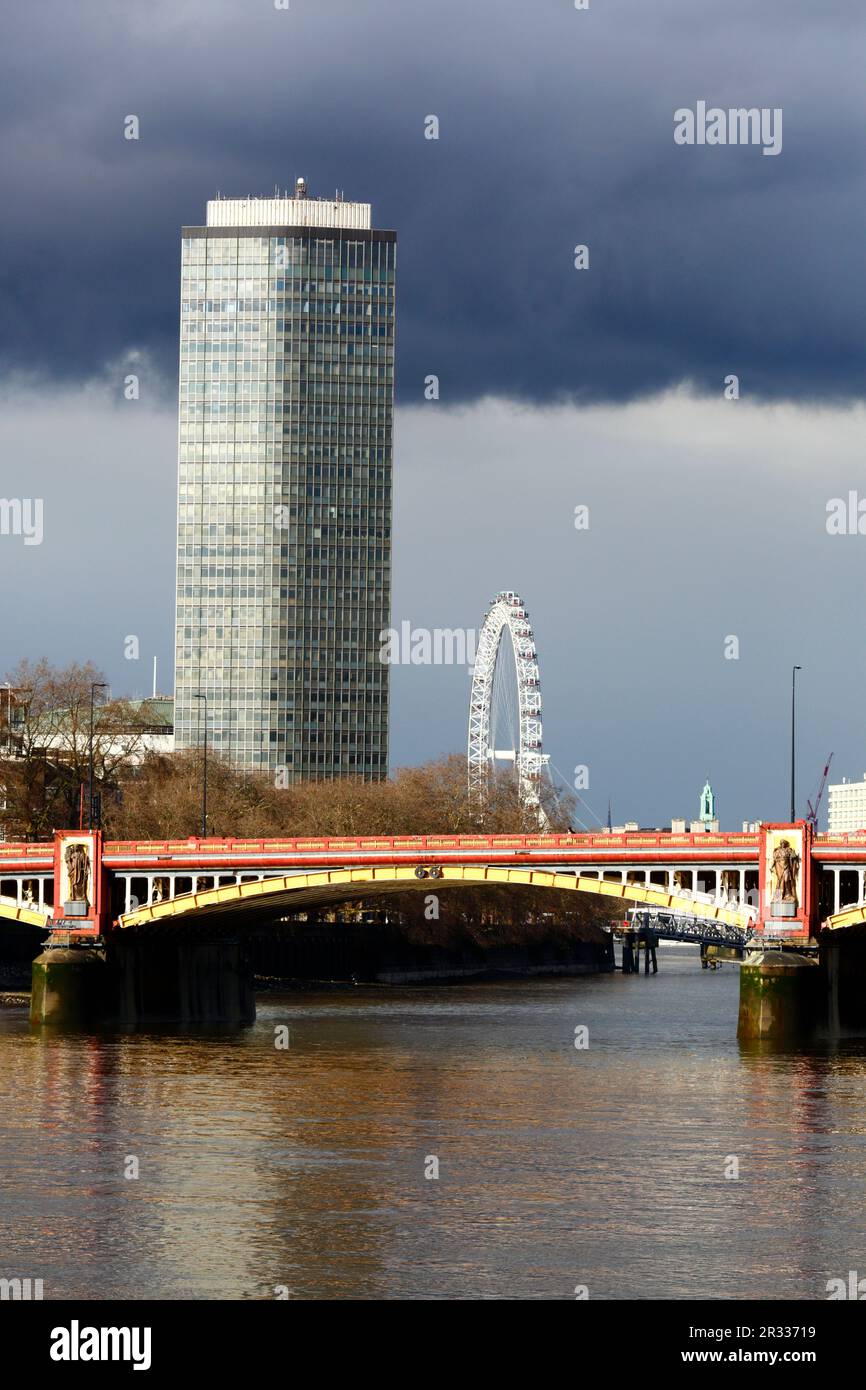 Millbank Tower, London Eye / Millennium Wheel und New Vauxhall Bridge über die Themse unter stürmischem Himmel, London, Großbritannien Stockfoto