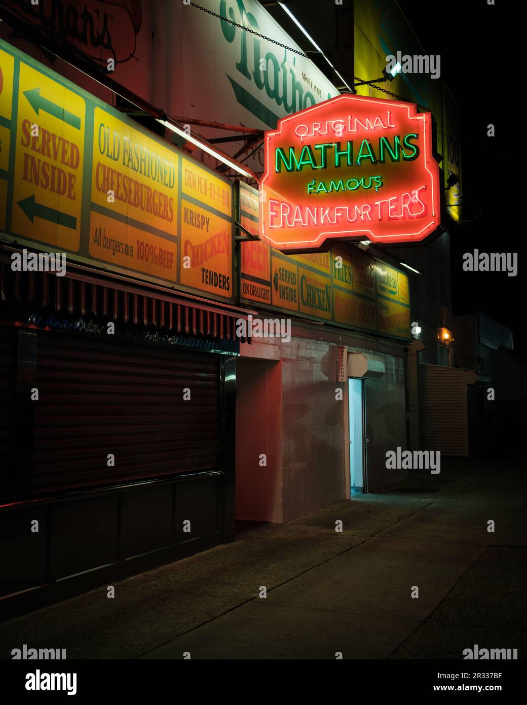 Nathans berühmtes Neonschild bei Nacht in Coney Island, Brooklyn, New York Stockfoto