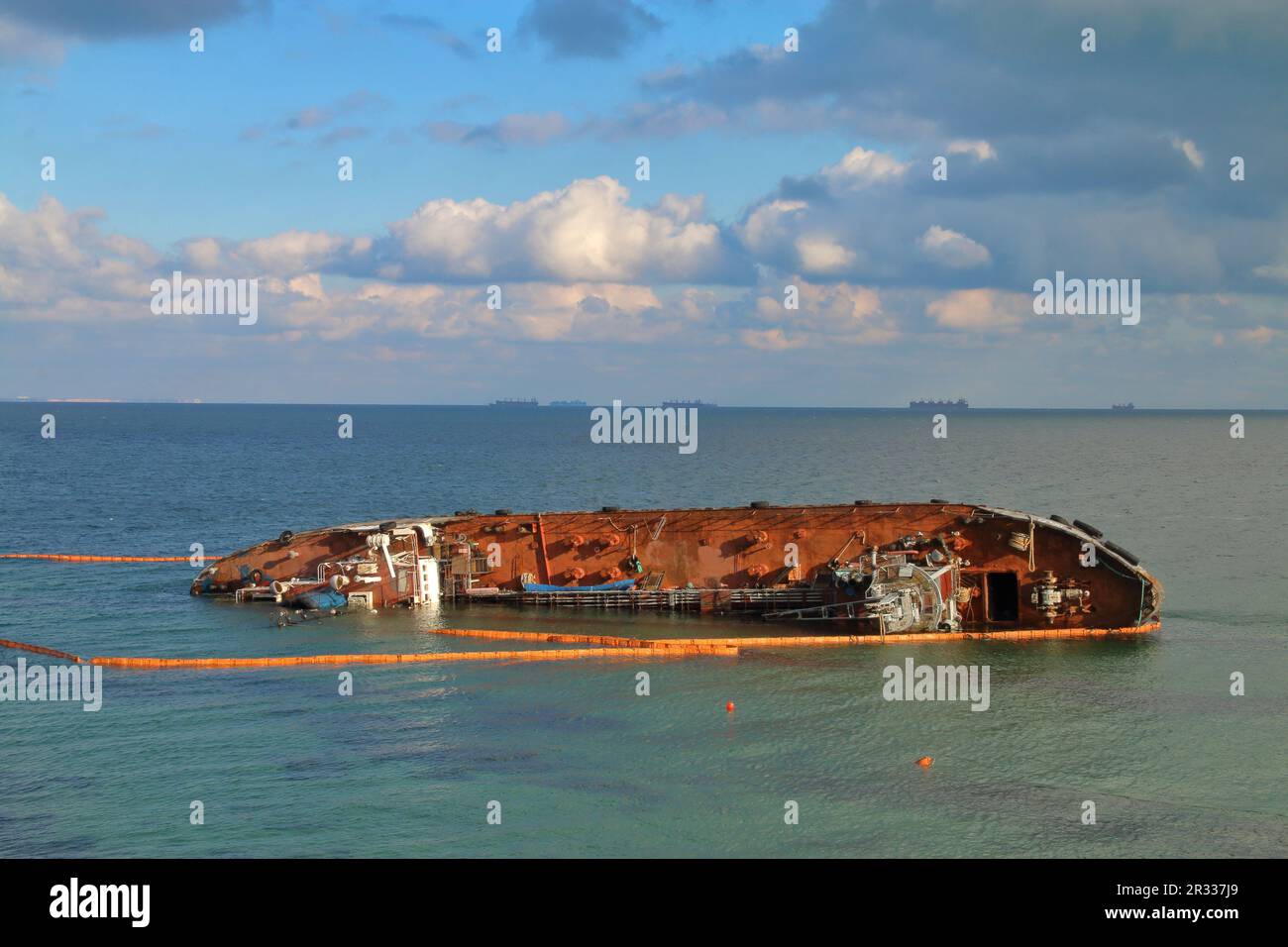 Auf dem Foto stürzte ein alter Tanker wegen starkem Wind und Sturm ab, der jetzt in einem Wellenbrecher auf seiner Seite lag. Stockfoto