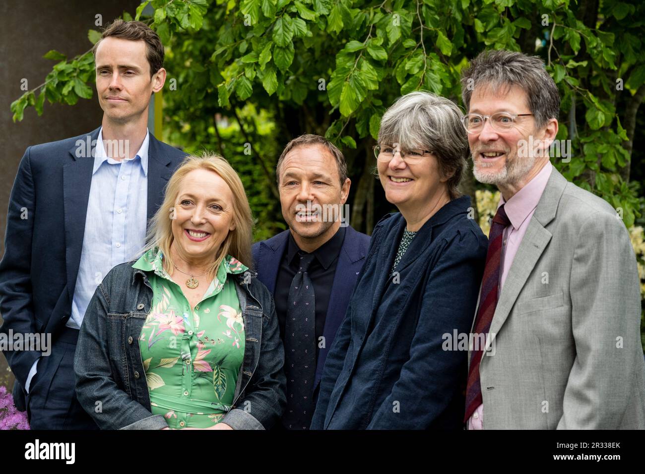 London, Großbritannien. 22. Mai 2023 (C) Botschafter von National Brain Appeal, Schauspieler Stephen Graham, Gartendesigner Charlie Hawkes und Helena Clarke, die eine seltene Form der jungen Demenz hat, im Garten der National Brain Appeal „Rare Space“ am Pressetag der RHS Chelsea Flower Show auf dem Gelände des Royal Hospital Chelsea. Die Show läuft bis zum 27. Mai 2023. Kredit: Stephen Chung / Alamy Live News Stockfoto