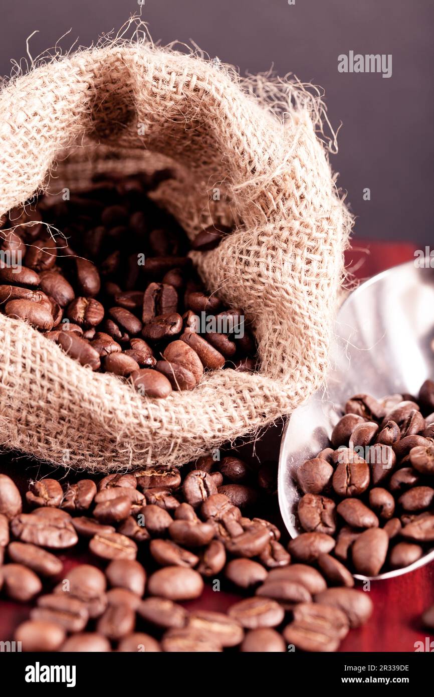 Kaffee Bohnen verschütten Stockfoto
