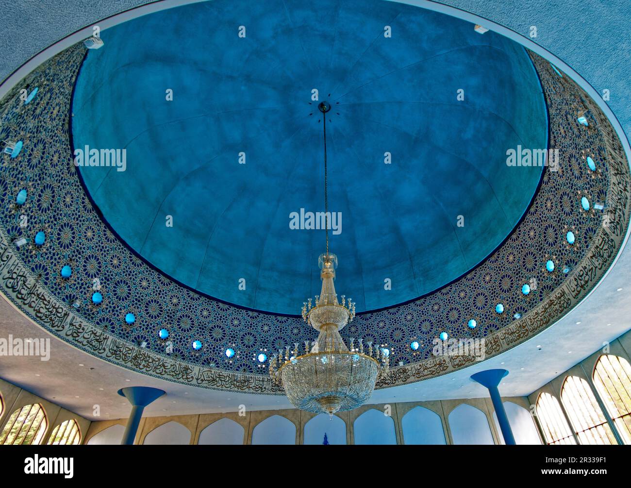 London Regents Park oder Central Mosque St Johns Wood mit Innenseite der Kuppel Stockfoto