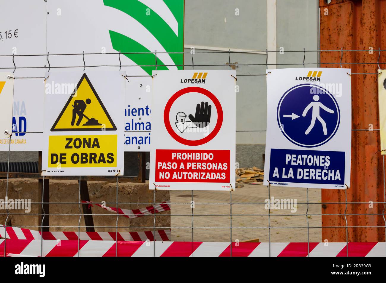 Schilder in spanischer Sprache an Baustellen, Las Palmas, Gran Canaria, Spanien Stockfoto
