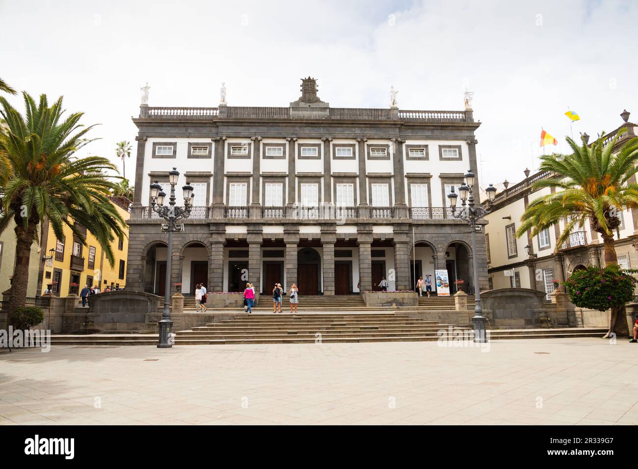 Touristen auf den Stufen des Rathauses, Casas Consistoriales de Las Palmas de Gran Canarias. Plaza Santa Ana. Las Palmas, Gran Canaria, Spanien Stockfoto
