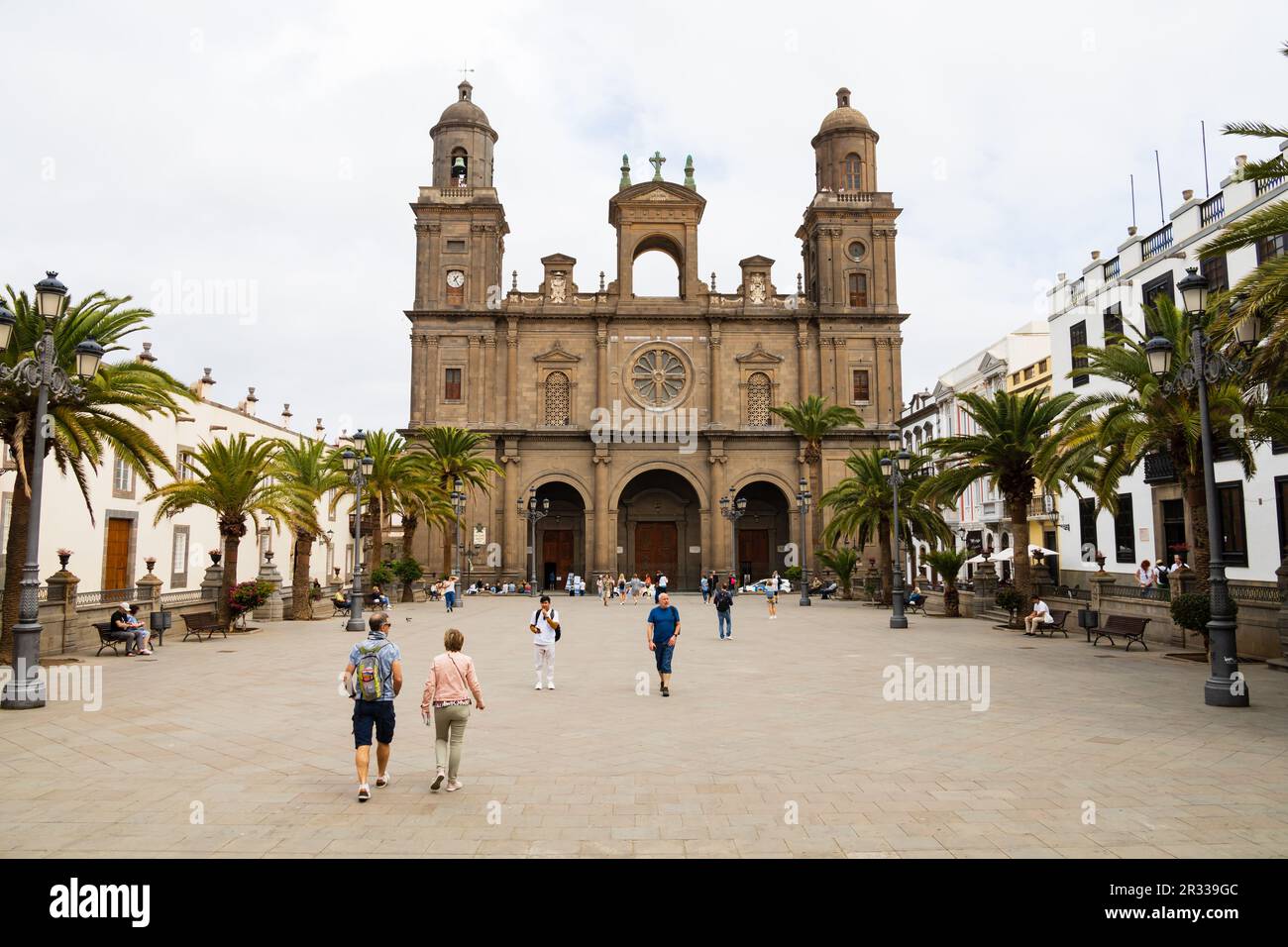 Touristen an der Catedral de Santa Ana de Canarias, Plaza Santa Ana, Las Palmas, Gran Canaria, Spanien Stockfoto