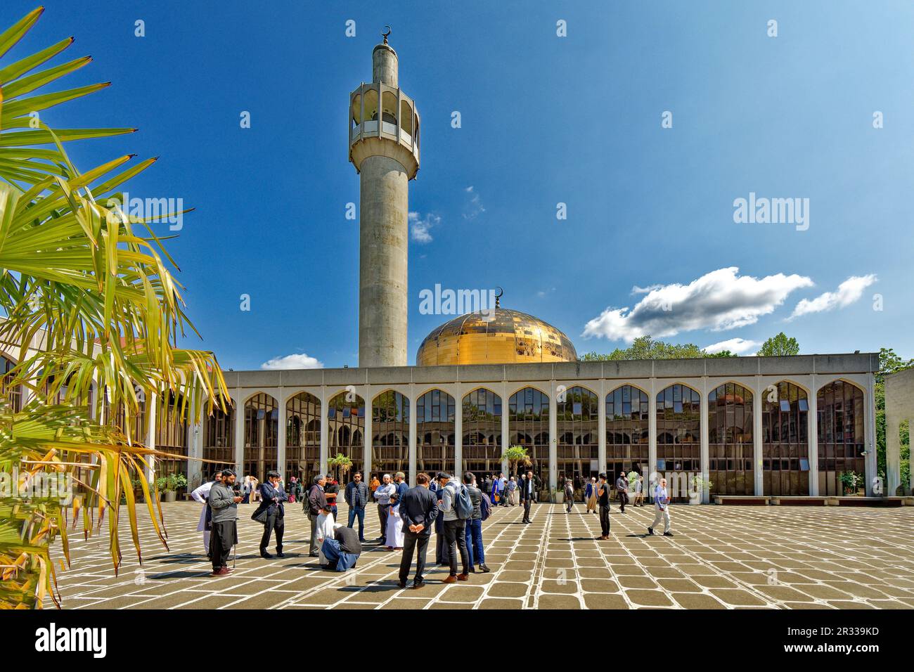 London Regents Park oder Central Mosque St Johns Wood Bewohner der Halle vor der Moschee Stockfoto