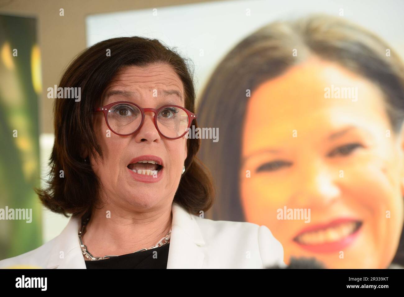 Sinn Fein-Präsidentin Mary Lou McDonald spricht auf einer nach den Wahlen stattfindenden Pressekonferenz von Sinn Fein im AC Mariot Hotel in Belfast vor den Medien. Foto: Montag, 22. Mai 2023. Stockfoto