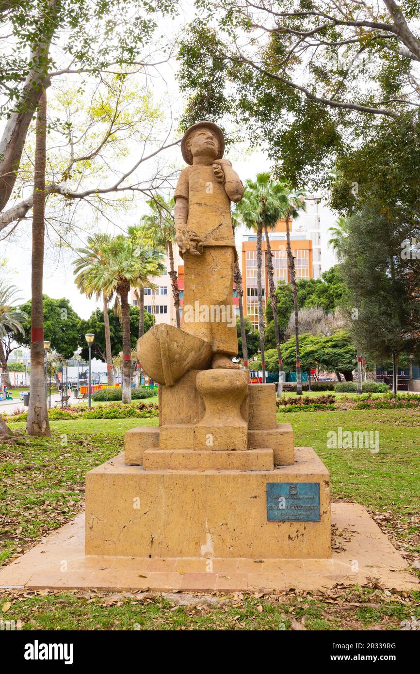 Statue eines Cambullonero, Händler, die ihre Waren aus Booten paketen. Parque del Castillo de la Luz. Las Palmas, Gran Canaria, Spanien. Skulptur von Luis Stockfoto