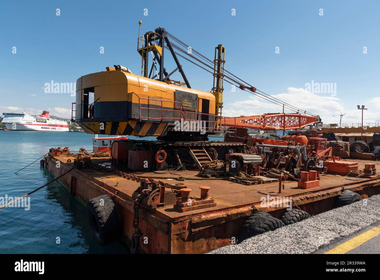 Heraklion, Kreta, Griechenland. 2023. Großer Seekrankahn mit drehbarem Kran an an Deck. Das Schiff ist am Hafen. Stockfoto