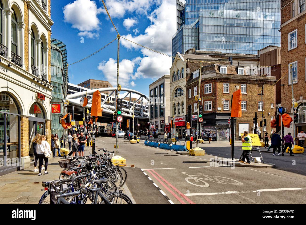 London Southwark ein blauer Himmel und die belebte Borough High Street mit Eisenbahnbrücke Stockfoto