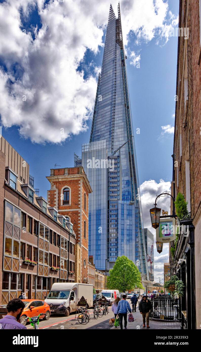 London Southwark ein blauer Himmel und der Shard Wolkenkratzer von der St. Thomas Street aus gesehen Stockfoto