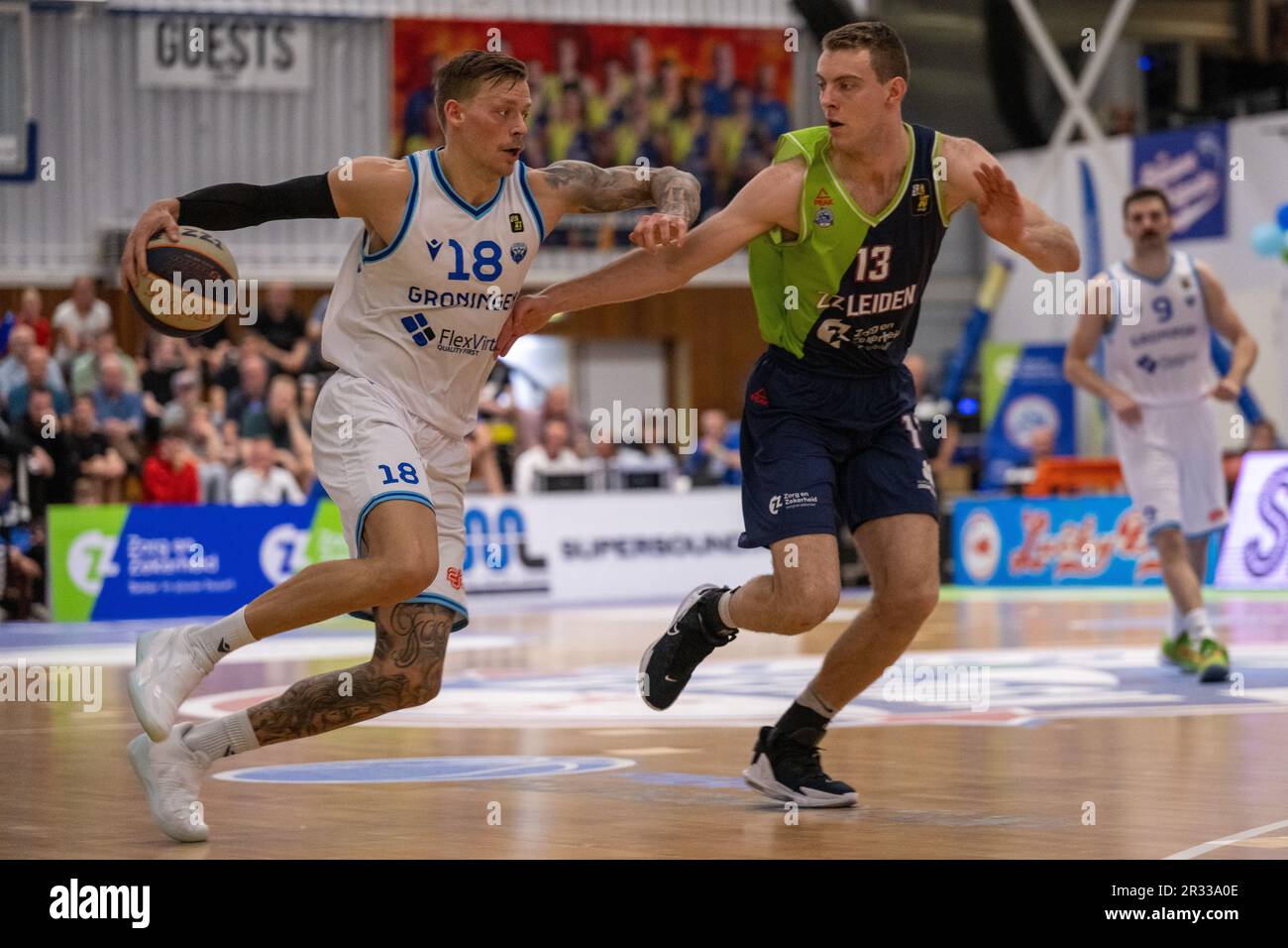 Leiden, Niederlande. 21. Mai 2023. LEIDEN, NIEDERLANDE - MAI 21: Viktor Gaddefors von Donar, Luuk van Bree von ZZ Leiden während des DBL-Finalspiels zwischen Zorg en Zekerheid Leiden und Donar Groningen bei Sporthal Vijf Meihal am 21. Mai 2023 in Leiden, Niederlande (Foto von Kees Kuijt/Orange Pictures). Kredit: Orange Pics/News Stockfoto