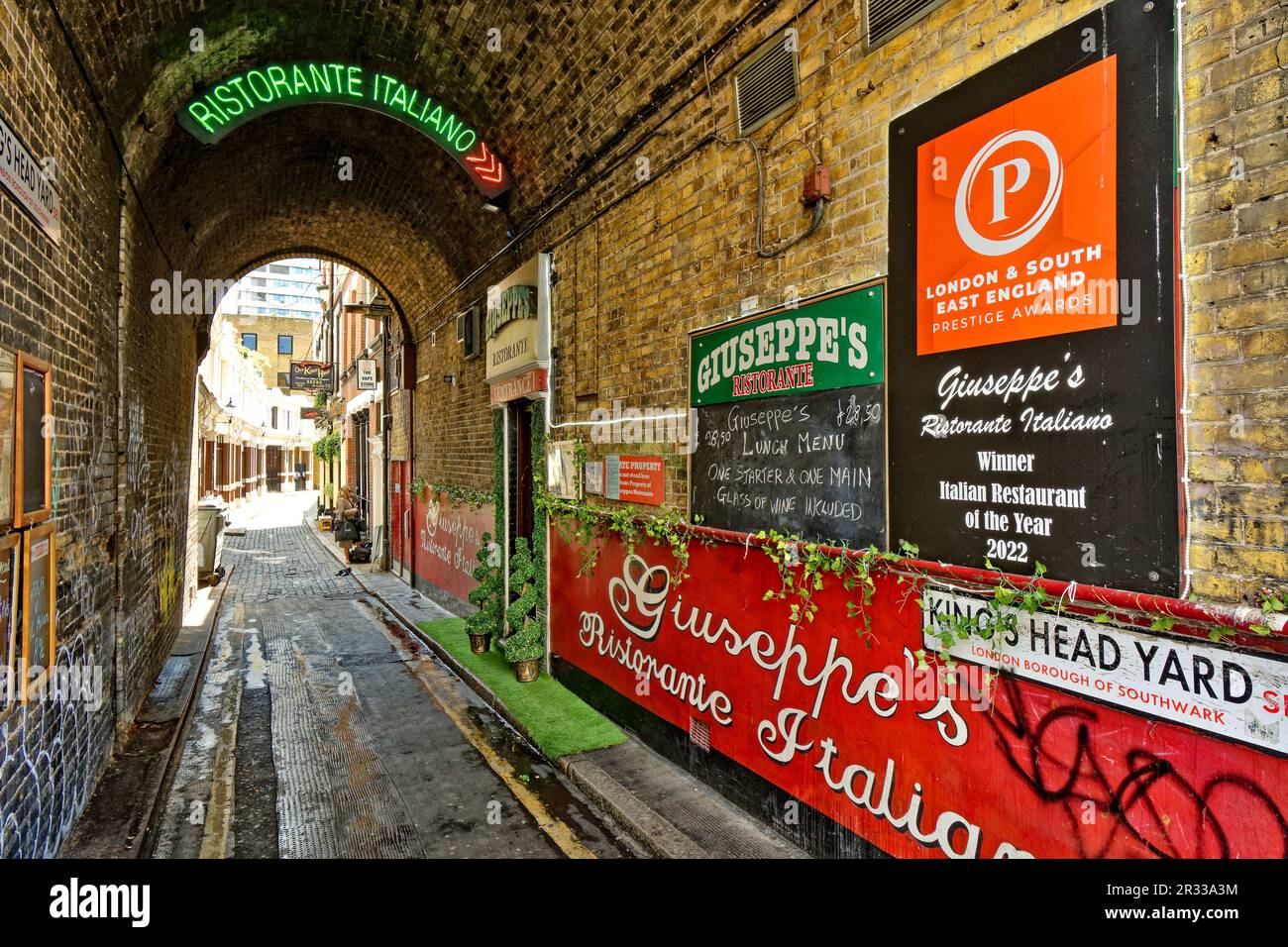 London Southwark Kings Head Yard und italienisches Restaurant Stockfoto