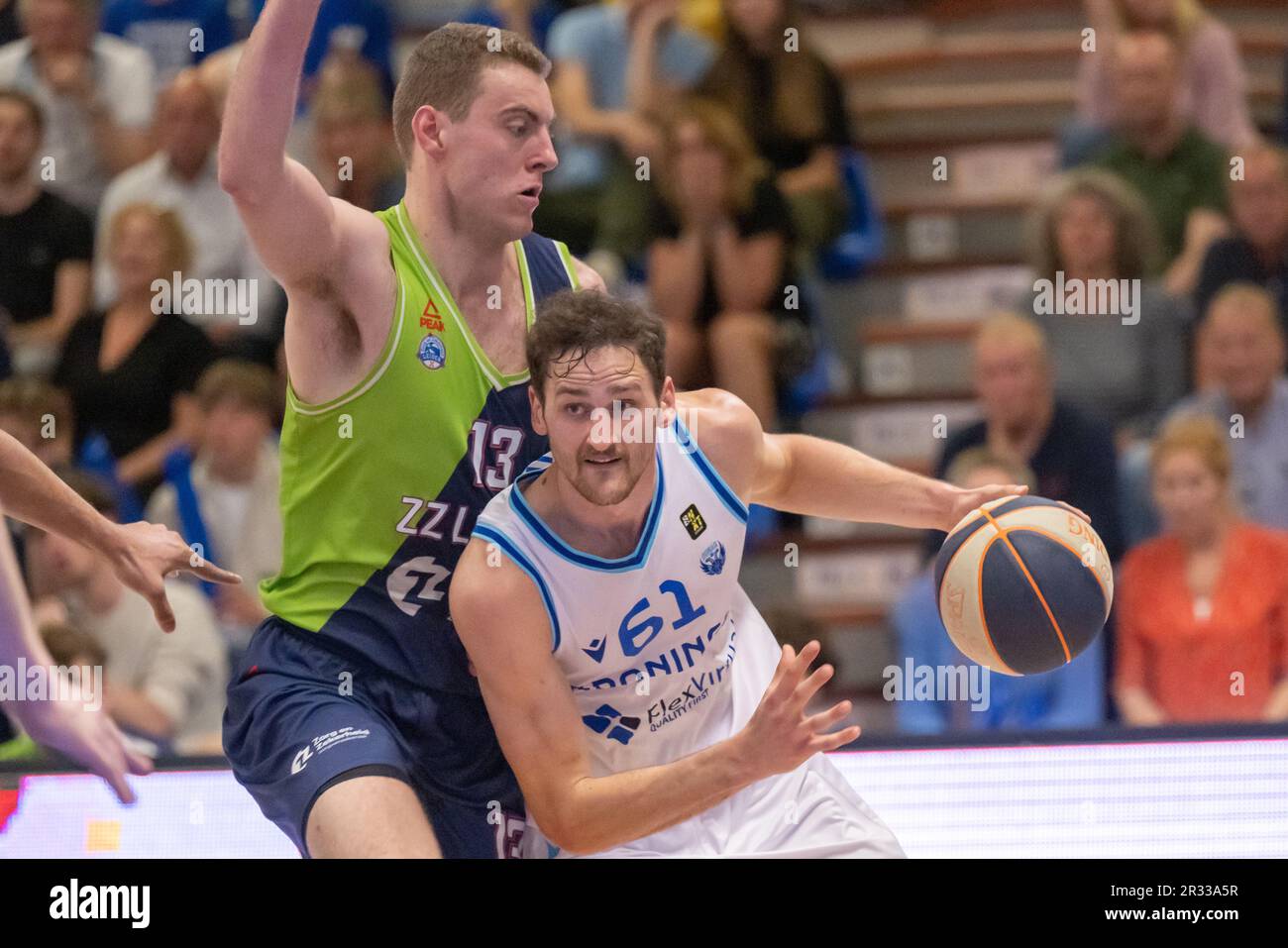 Leiden, Niederlande. 21. Mai 2023. LEIDEN, NIEDERLANDE - MAI 21: Luuk van Bree von ZZ Leiden, Clay Mounce von Donar während des DBL-Finalspiels zwischen Zorg en Zekerheid Leiden und Donar Groningen am 21. Mai 2023 in Leiden, Niederlande (Foto von Kees Kuijt/Orange Pictures). Guthaben: Orange Pics BV/Alamy Live News Stockfoto