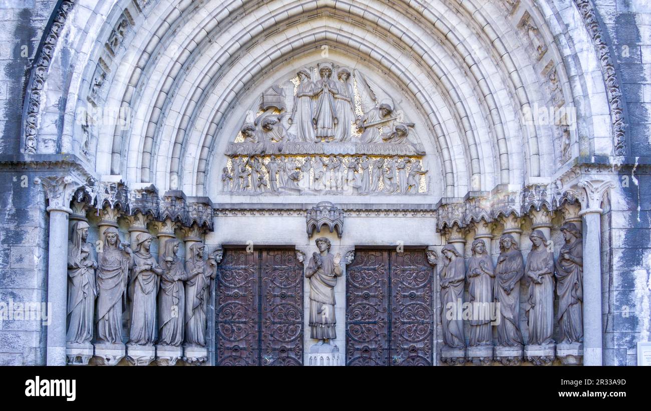 Der Eingang zur anglikanischen Kathedrale von St. Fin Barre ist in der irischen Stadt Cork. Skulpturen der fünf weisen und fünf törichten Jungfrauen auf beiden Seiten Stockfoto
