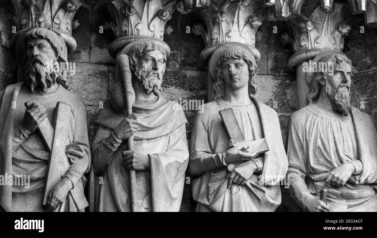 Skulpturenbilder der Heiligen Apostel an der Wand der Fassade der Kathedrale Saint Fin Barre in Cork, Irland. Die Apostel Andrew, James Major, Th Stockfoto