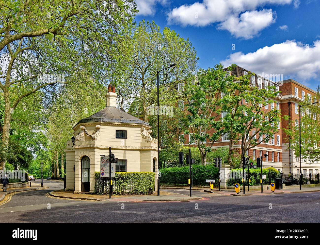 London St Johns Wood Regents Canal ein blauer Himmel im Frühling und Blick auf das Hannover Tor Stockfoto