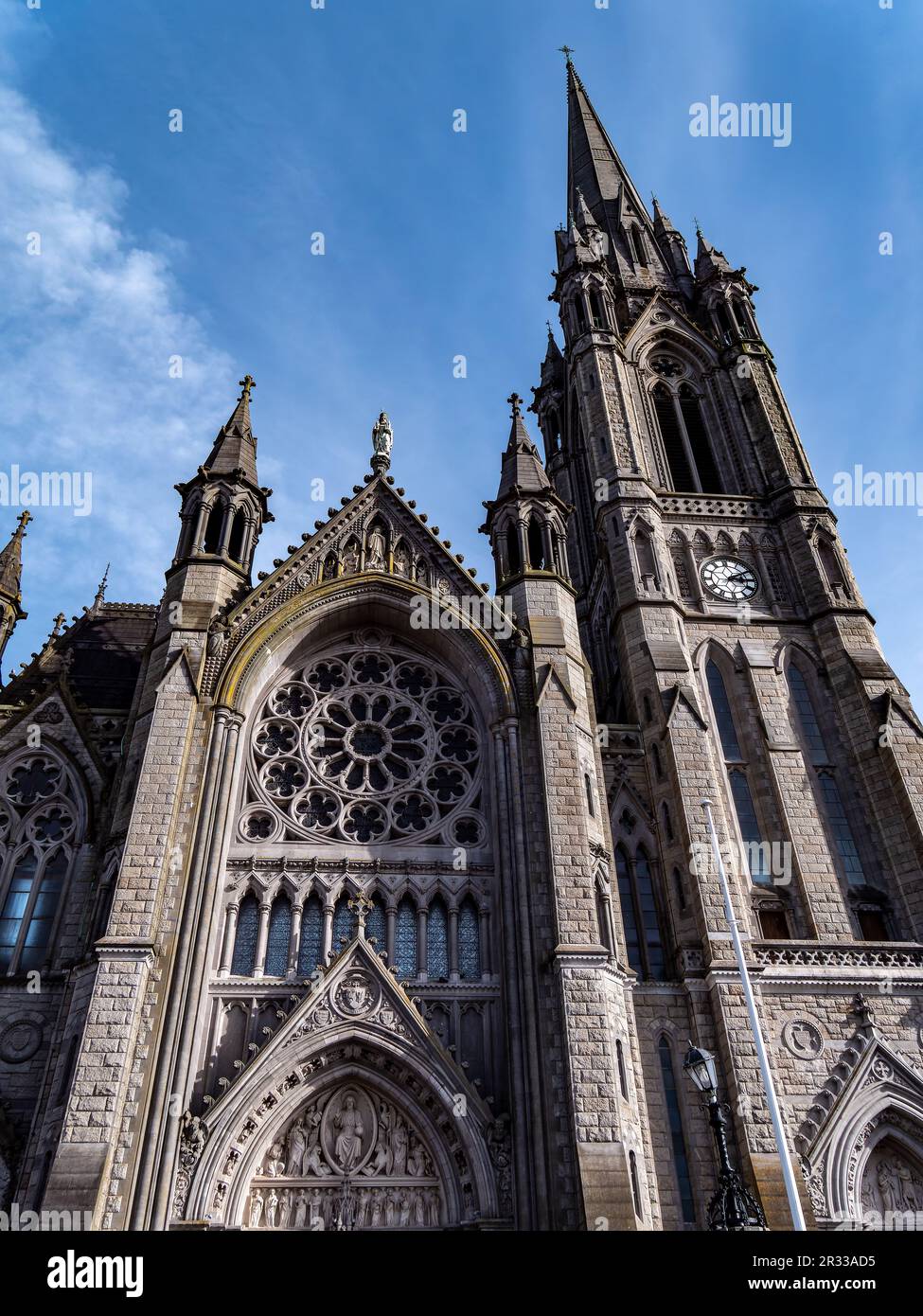 Katholische Kathedrale in Irland im gotischen Stil. Die Cathedral Church of St Colman, auch bekannt als Cobh Cathedral, oder Queenstown Cathedral, Single-Spire Cathedral Stockfoto