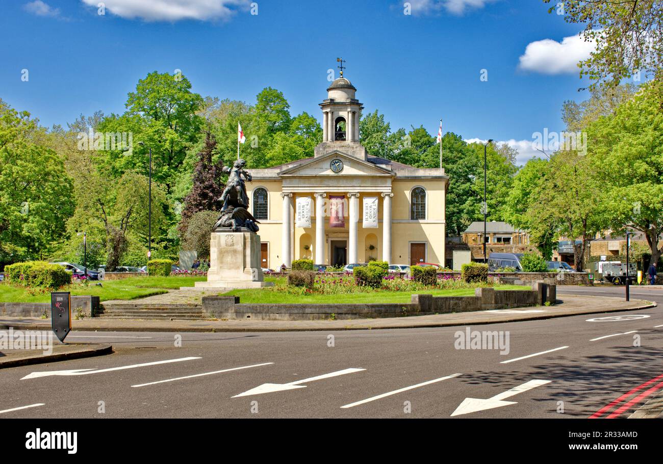 London St Johns Wood, Wellington Road A41 Kreisverkehr und St Johns Wood Church im Frühling Stockfoto