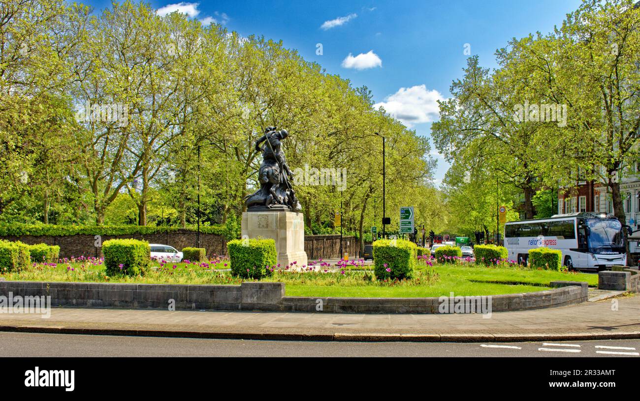 London St Johns Wood, Kreisverkehr Wellington Road A41 im Frühling Stockfoto