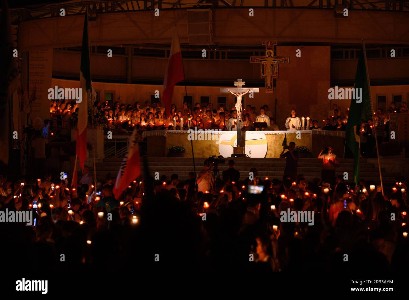 Verehrung des Heiligen Kreuzes nach der Heiligen Messe während des Mladifestes (Jugendfestival) in Medjugorje, Bosnien und Herzegowina. Stockfoto