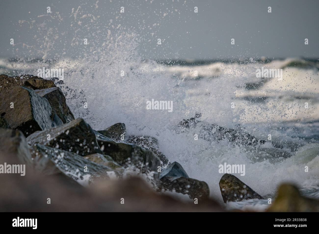 Deutsche Ostseeküste Raueswasser mit Steinen und Schaumkronen Stockfoto