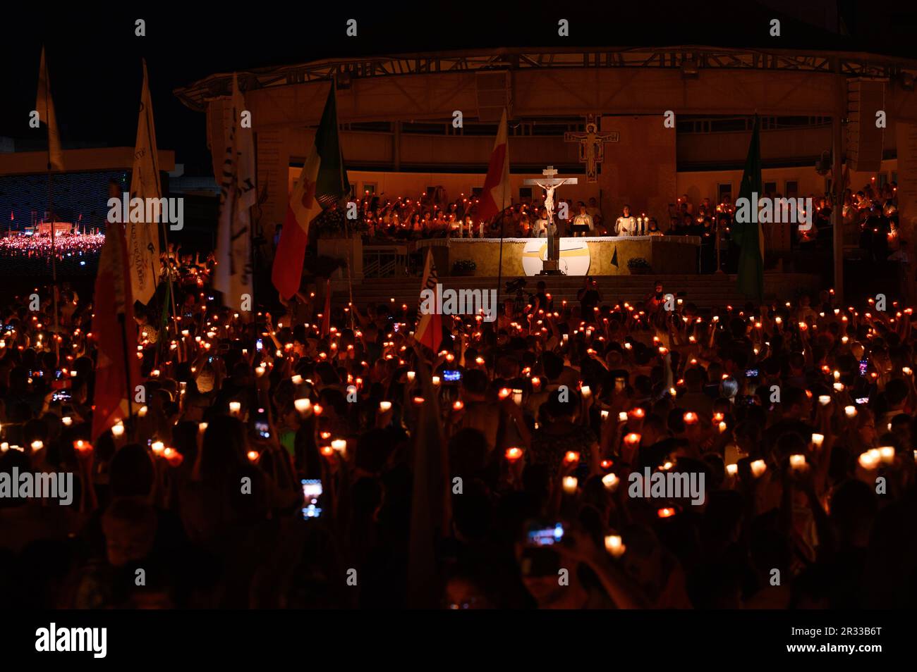 Verehrung des Heiligen Kreuzes nach der Heiligen Messe während des Mladifestes (Jugendfestival) in Medjugorje, Bosnien und Herzegowina. Stockfoto