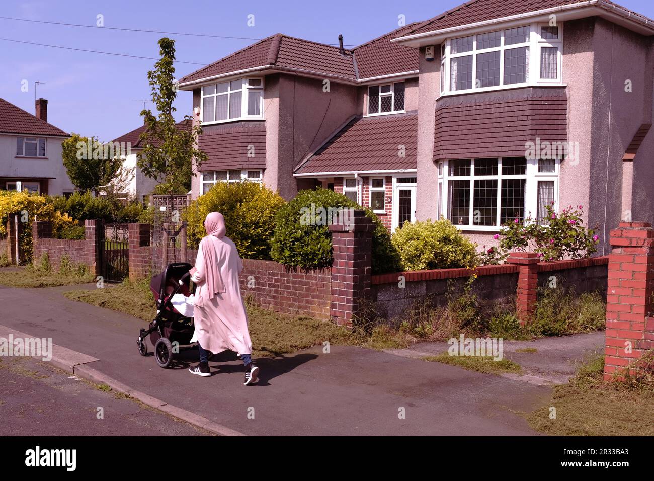 Eine junge muslimische Mutter in einem Vorort von Bristol. Stockfoto