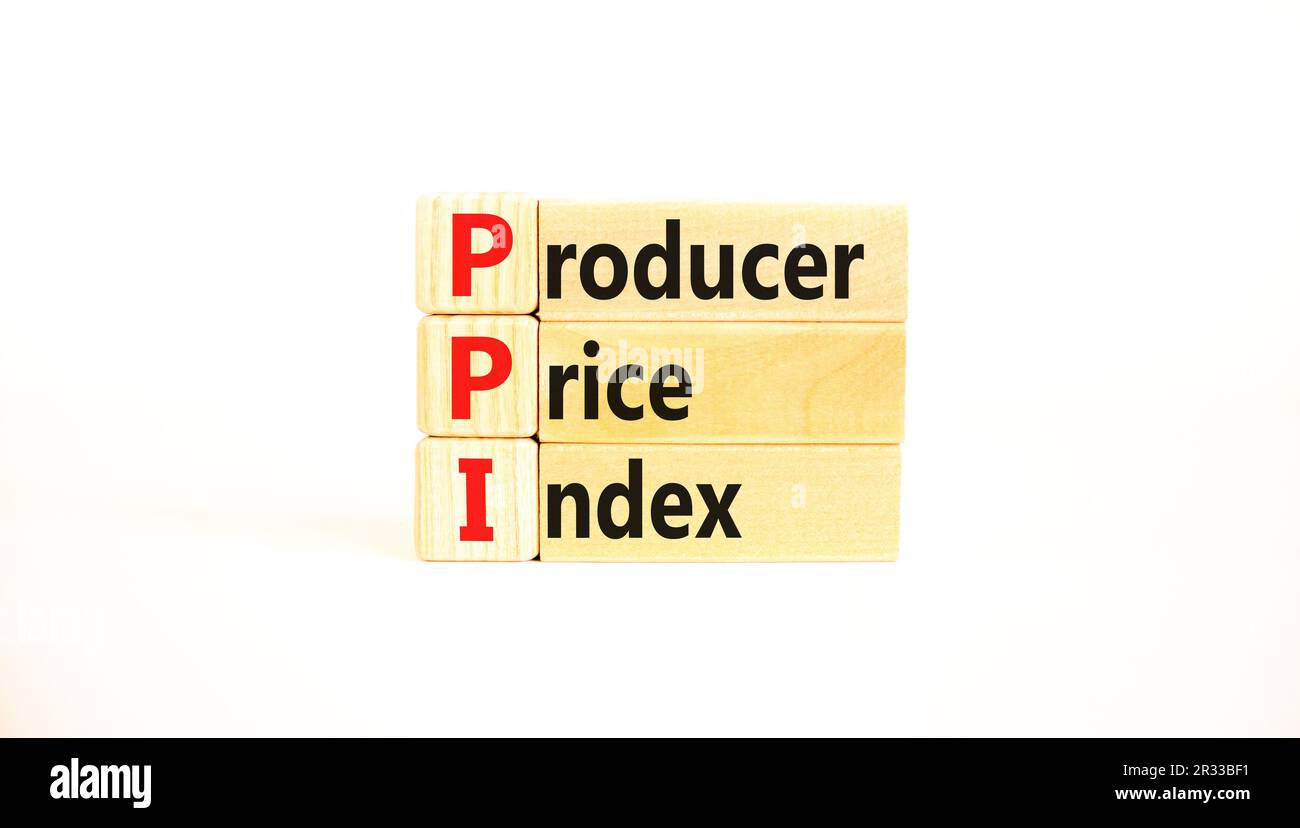 PPI-Symbol für den Preisindex der Erzeuger. Konzeptbegriffe PPI Erzeugerpreisindex auf Holzblock. Wunderschöner weißer Tischhintergrund. Business und PPI Prod Stockfoto