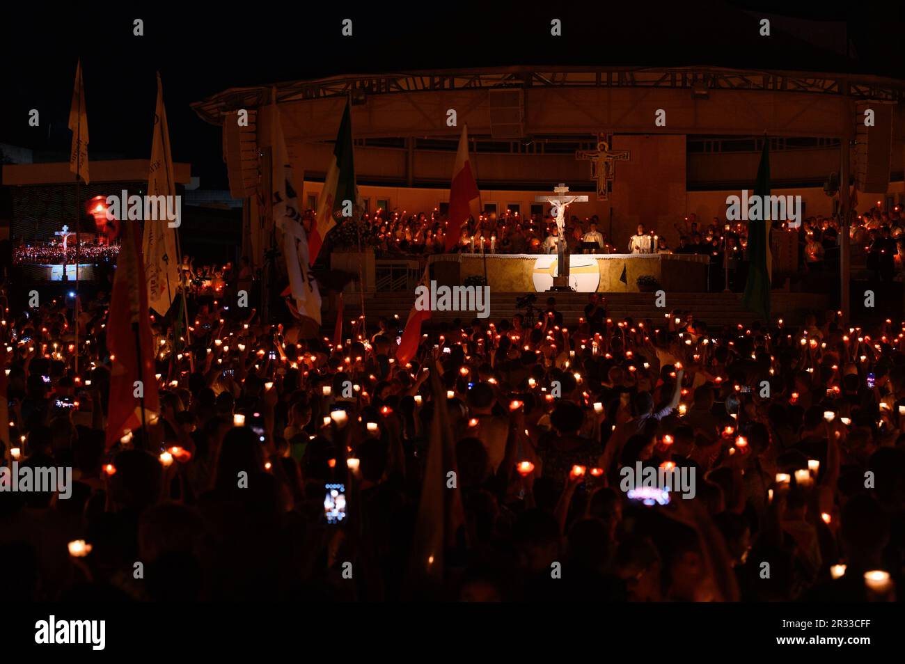 Verehrung des Heiligen Kreuzes nach der Heiligen Messe während des Mladifestes (Jugendfestival) in Medjugorje, Bosnien und Herzegowina. Stockfoto