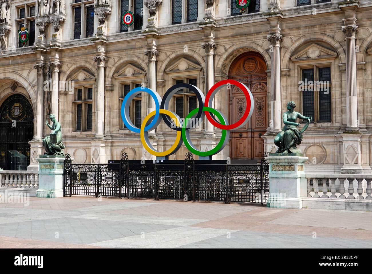 Olympische Ringe, Olympische Symbole, vor dem Rathaus, Hotel de Ville, im 4. Arrondissement, Paris, Frankreich. Stockfoto