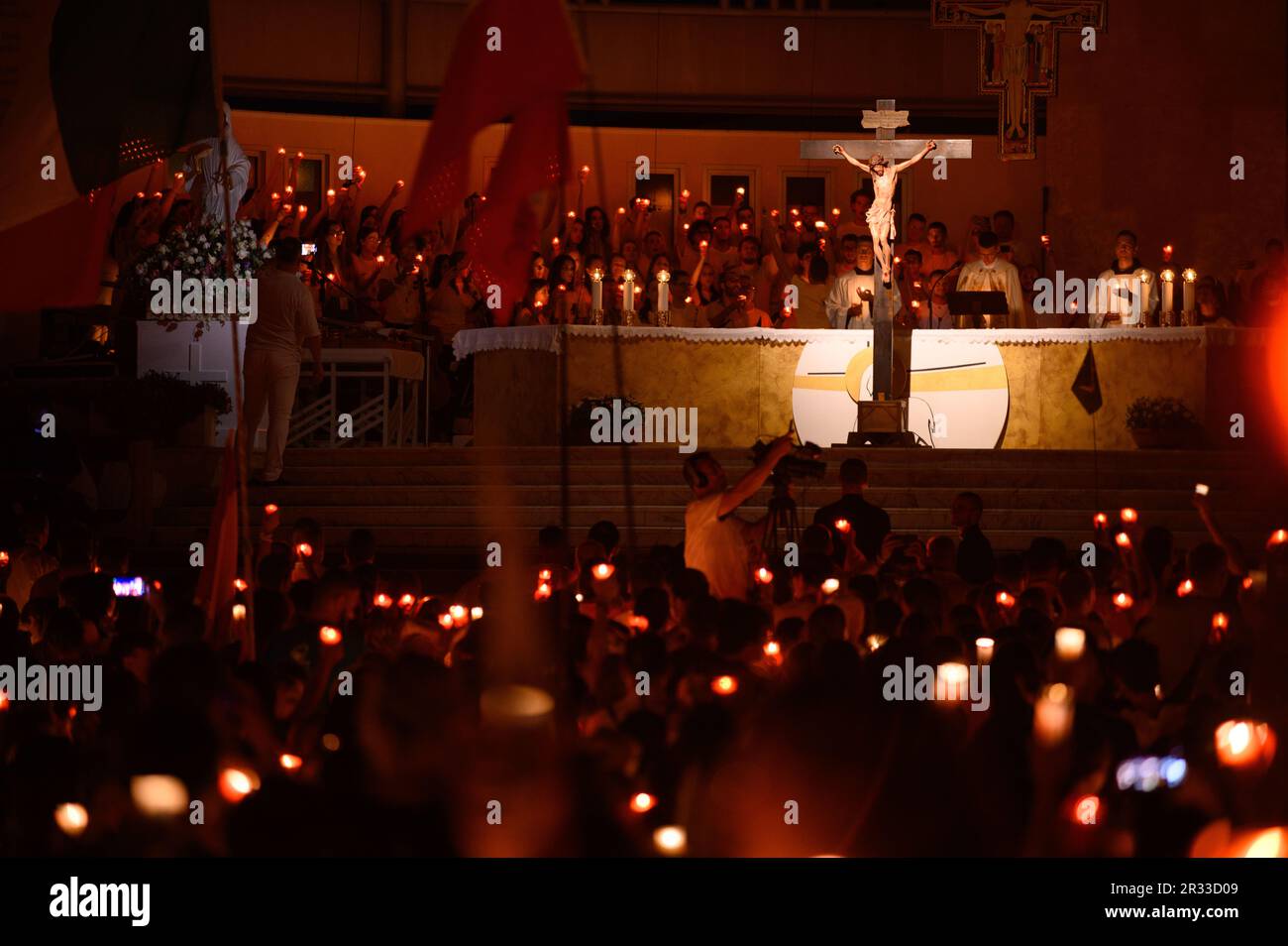 Verehrung des Heiligen Kreuzes nach der Heiligen Messe während des Mladifestes (Jugendfestival) in Medjugorje, Bosnien und Herzegowina. Stockfoto