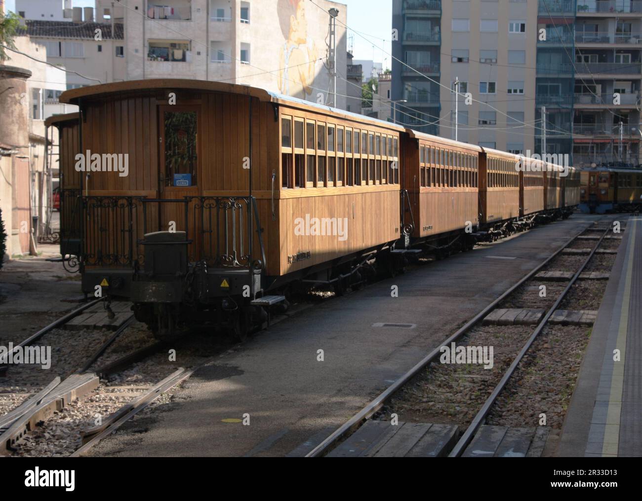 Blick vom Bahnsteig am Bahnhof Palma auf die Palma-Soller-Bahn Stockfoto