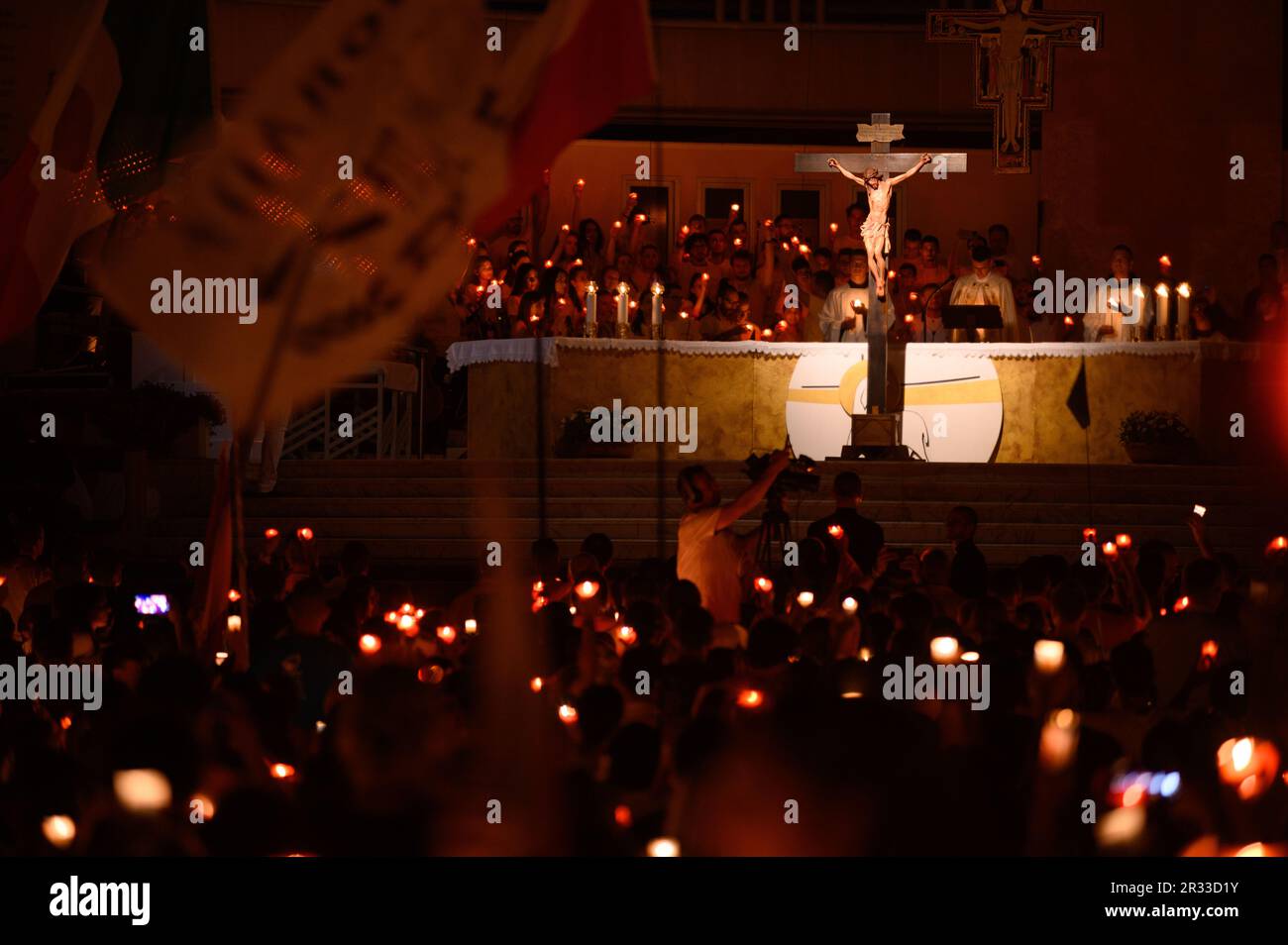 Verehrung des Heiligen Kreuzes nach der Heiligen Messe während des Mladifestes (Jugendfestival) in Medjugorje, Bosnien und Herzegowina. Stockfoto