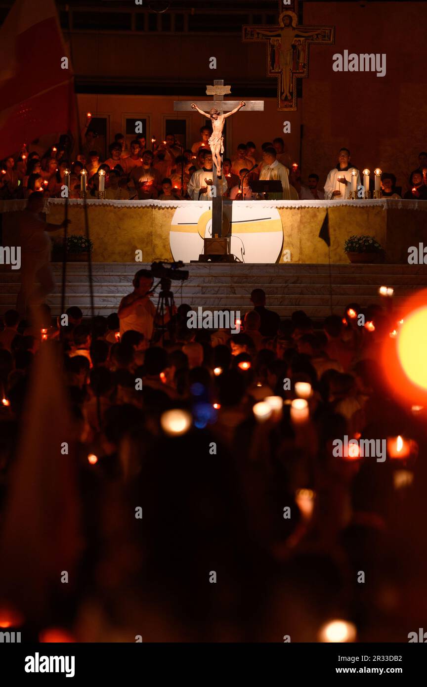 Verehrung des Heiligen Kreuzes nach der Heiligen Messe während des Mladifestes (Jugendfestival) in Medjugorje, Bosnien und Herzegowina. Stockfoto