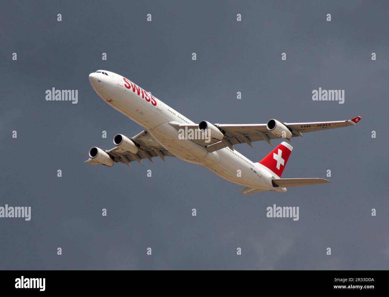 Ein Airbus A340-300 der Swiss International Airlines verlässt den Flughafen Palma Mallorca Spanien Stockfoto