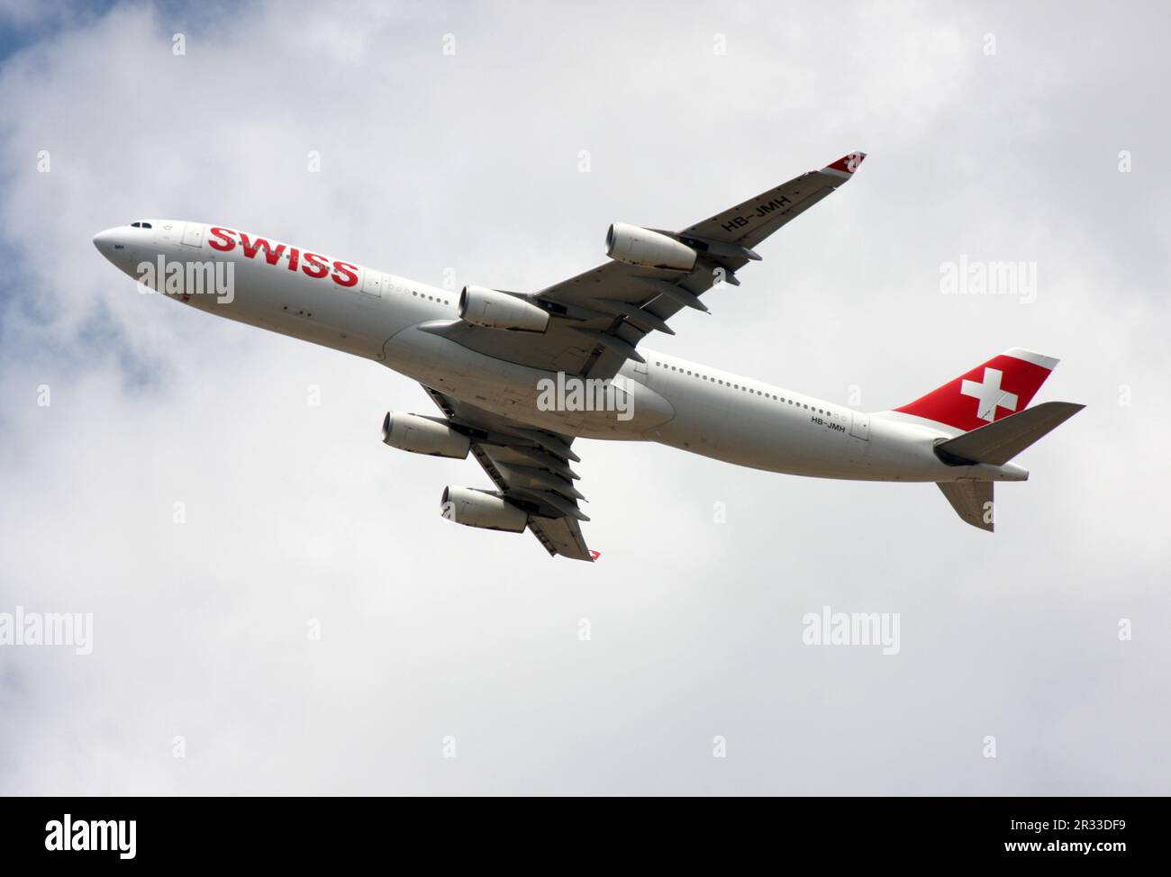 Ein Airbus A340-300 der Swiss International Airlines verlässt den Flughafen Palma Mallorca Spanien Stockfoto
