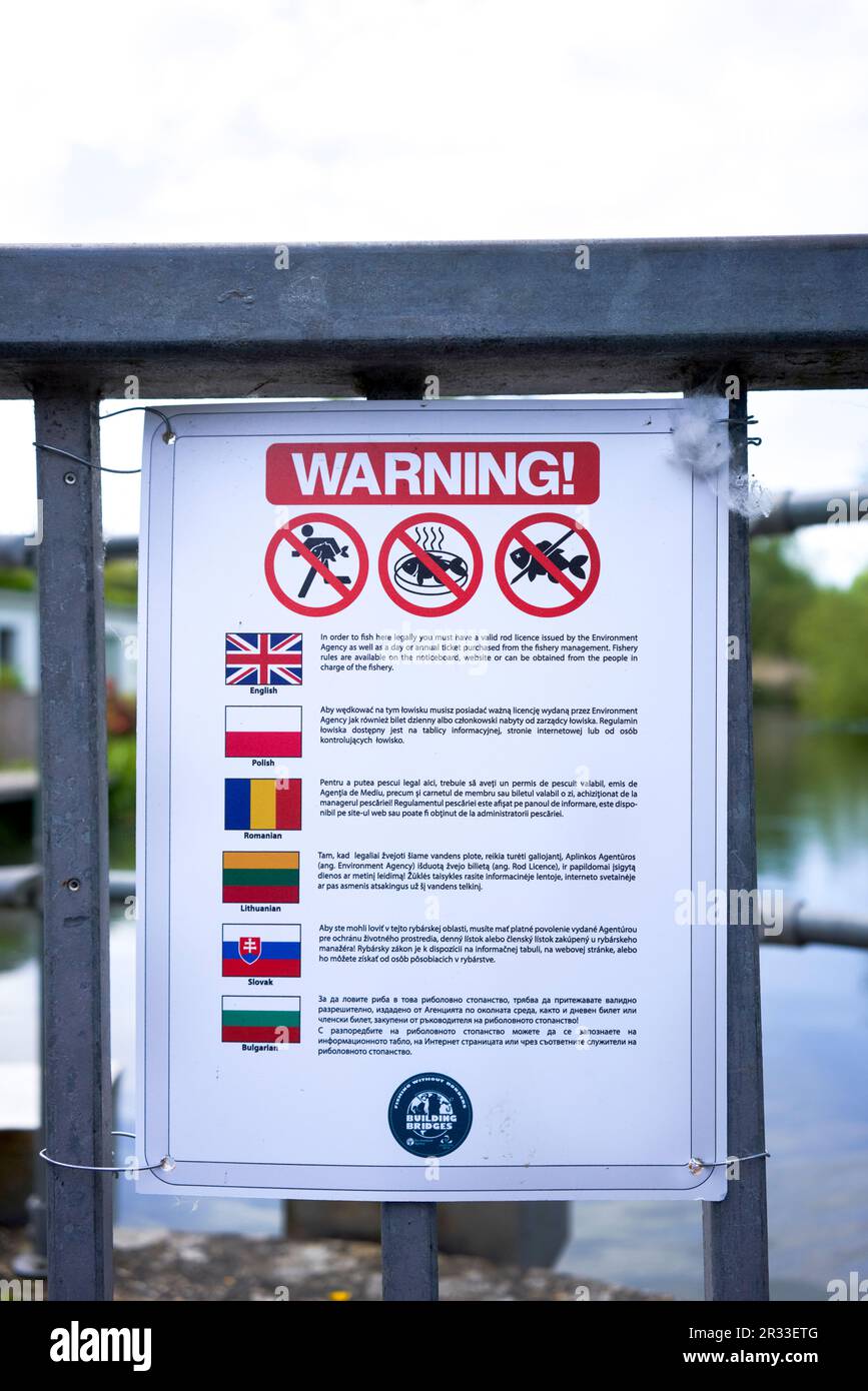 Unterschriftenwarnung vor den Strafen für illegale Fischerei in englischer und osteuropäischer Sprache Stockfoto