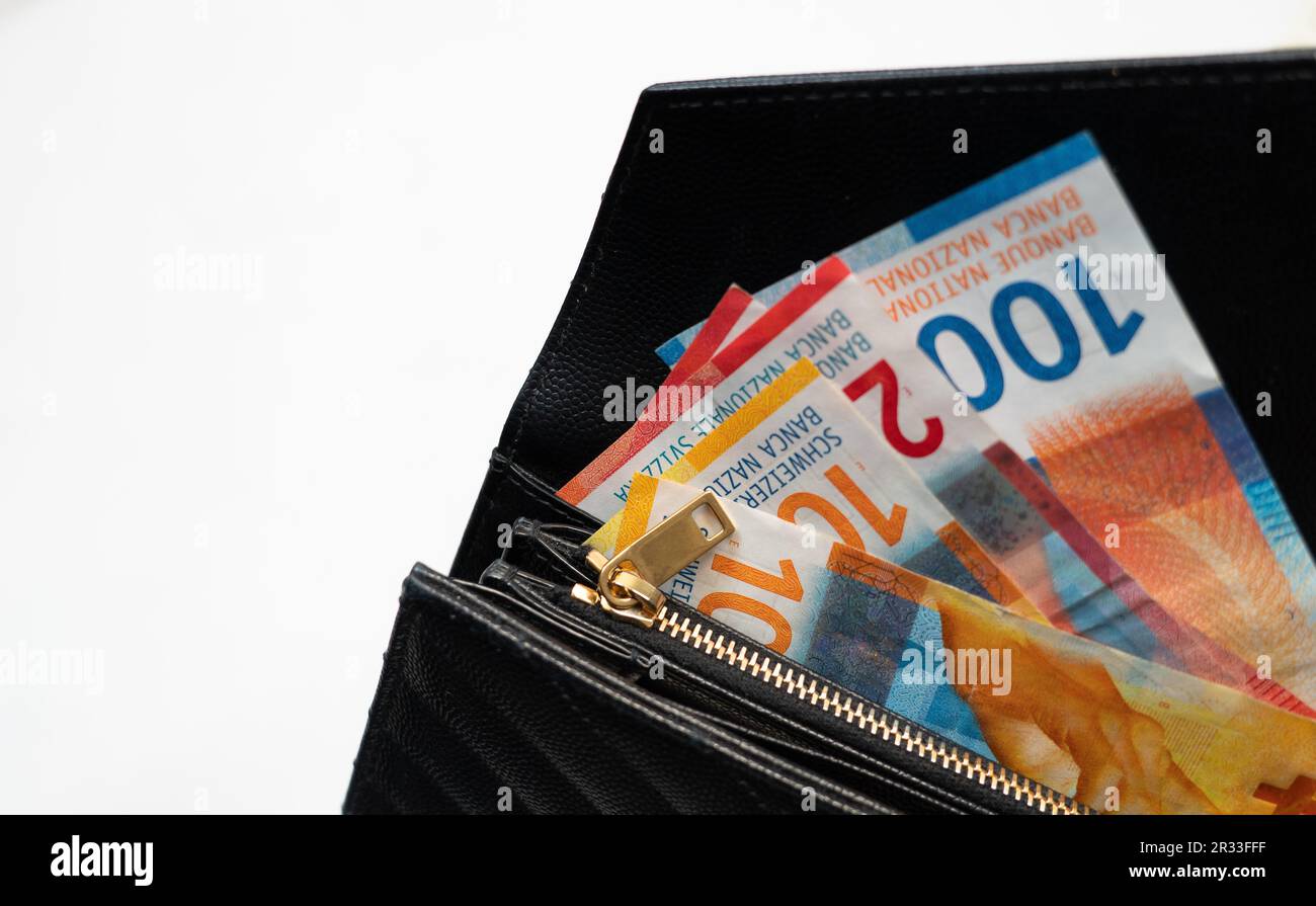 schweizer Franken. Papiergeld in einer schwarzen Lederbörse. Bargeld aus Papierwährung, isoliert auf weißem Hintergrund. CHF. Stockfoto