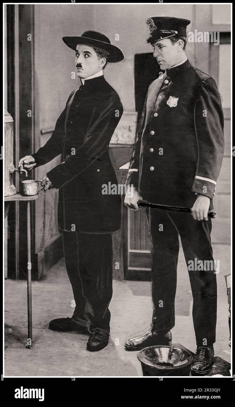 Charlie Chaplin Oldtimer-Studio, gespielt aus dem Stummfilm The Pilgrim (1923) The Pilgrim ist ein amerikanischer Stummfilm aus dem Jahr 1923, der von Charlie Chaplin für die erste nationale Filmgesellschaft mit Chaplin und Edna Purviance gedreht wurde. Der Film ist das letzte Mal, als Edna Purviance mit Chaplin zusammen spielte und der letzte Film, den er für First National drehte. Purviance spielte auch die Hauptrolle in Chaplins Einer Frau aus Paris (1923), in der Chaplin einen kurzen Auftritt hatte. Es war Chaplins zweitkürzigster Spielfilm, der eher wie ein zweirädriger Film aus früheren Jahren seiner Karriere konstruiert wurde. Es ist auch als erster Film für Charles Reisner bekannt. Stockfoto