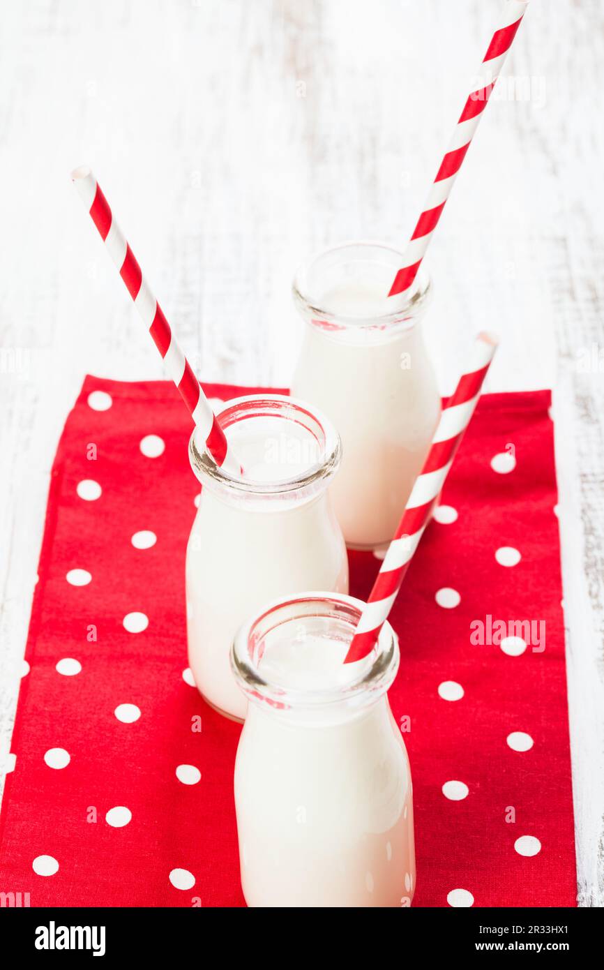 Milch in Flaschen Stockfoto