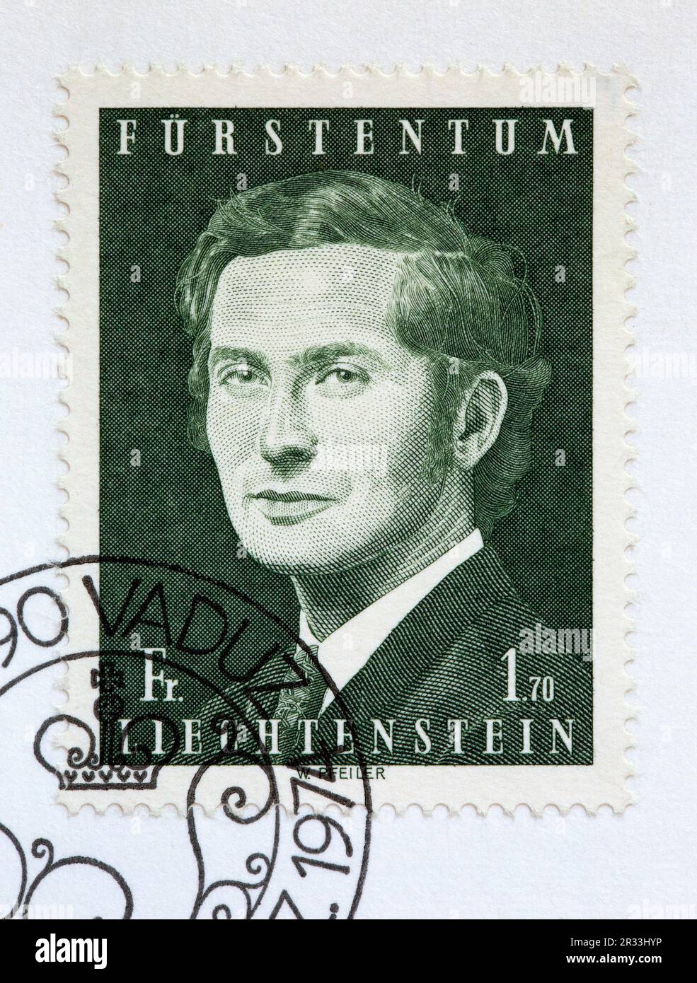 Erster Ausstellungstag der Deckungsbriefmarke mit einem Porträt von Prinz Hans-Adam II. Von Liechtenstein und einem Stornierungszeichen vom 5. Dezember 1974, Vaduz. Stockfoto