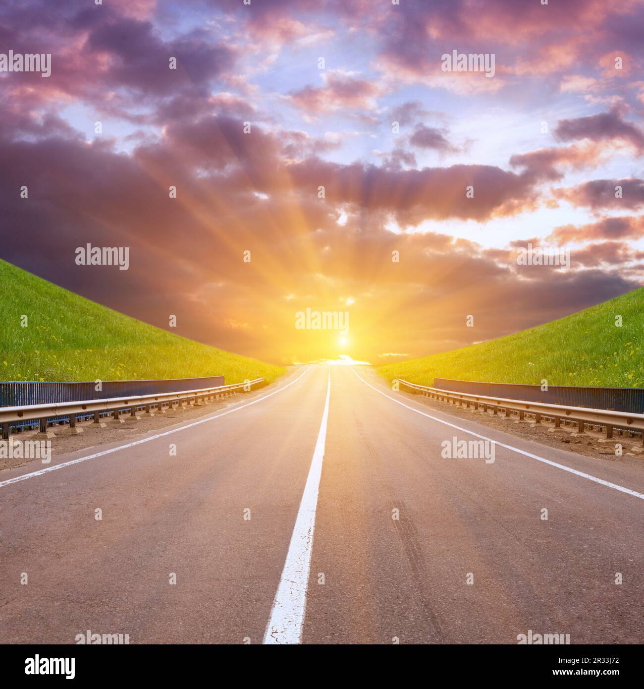 Straße zwischen Bergen Stockfoto