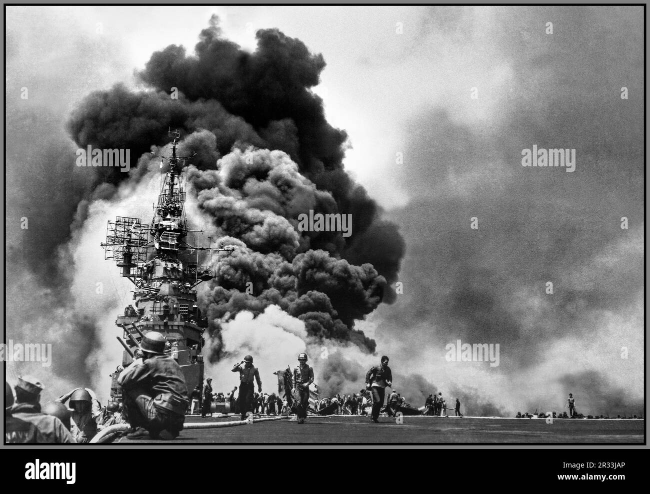 WW2 Pacific 'USS Bunker Hill' Aircraft Carrier (CV-17), nachdem er am 11. Mai 1945 von zwei japanischen Suizidflugzeugen Kamikaze in 30 Sekunden vor Kyushu getroffen wurde. Tot-372. Verwundet-264. 2. Weltkrieg 2. Weltkrieg im Pazifik Amerika USA / Imperial Japan Stockfoto