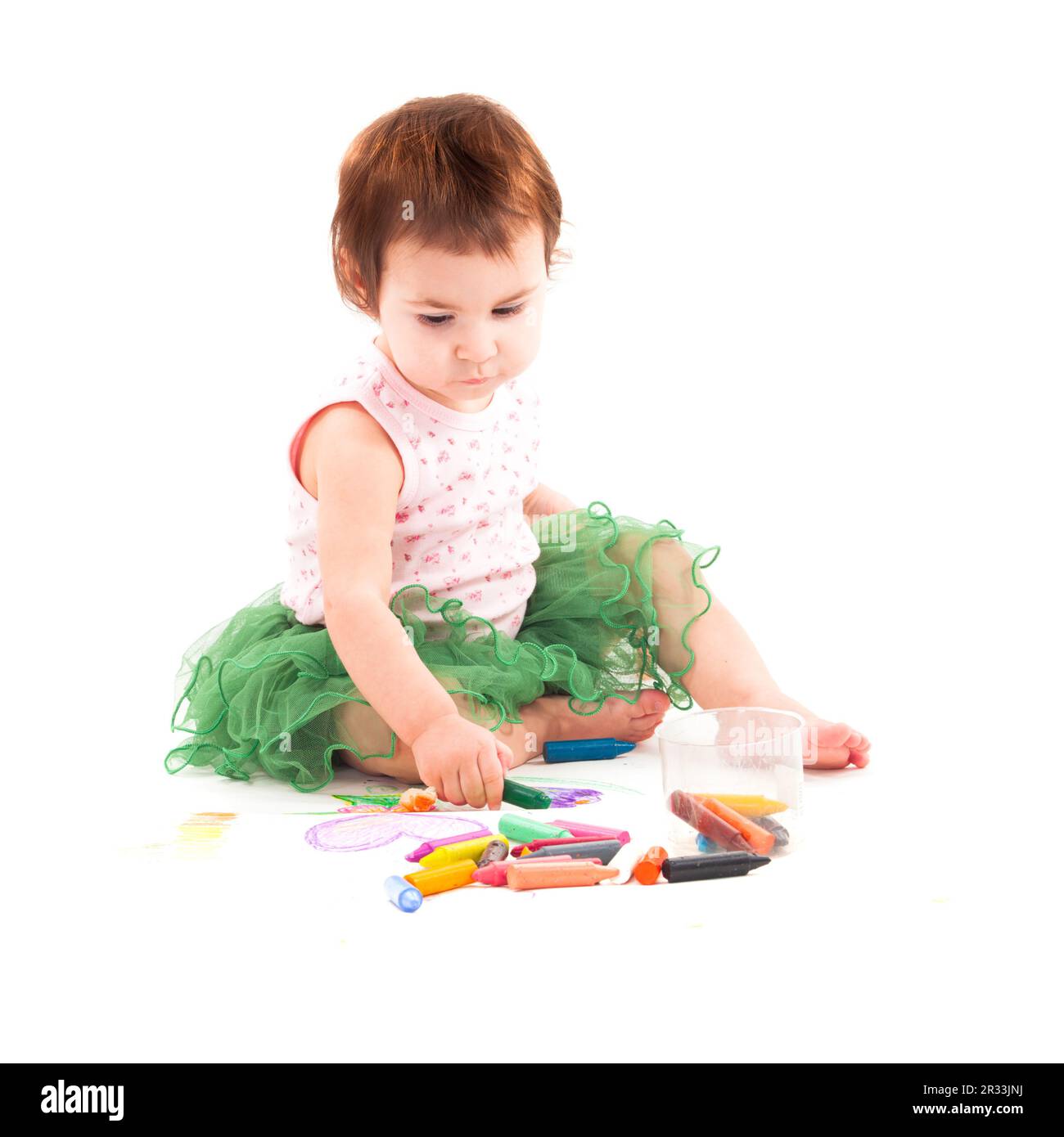 Kleinkind Mädchen Farben auf dem Papier Stockfoto