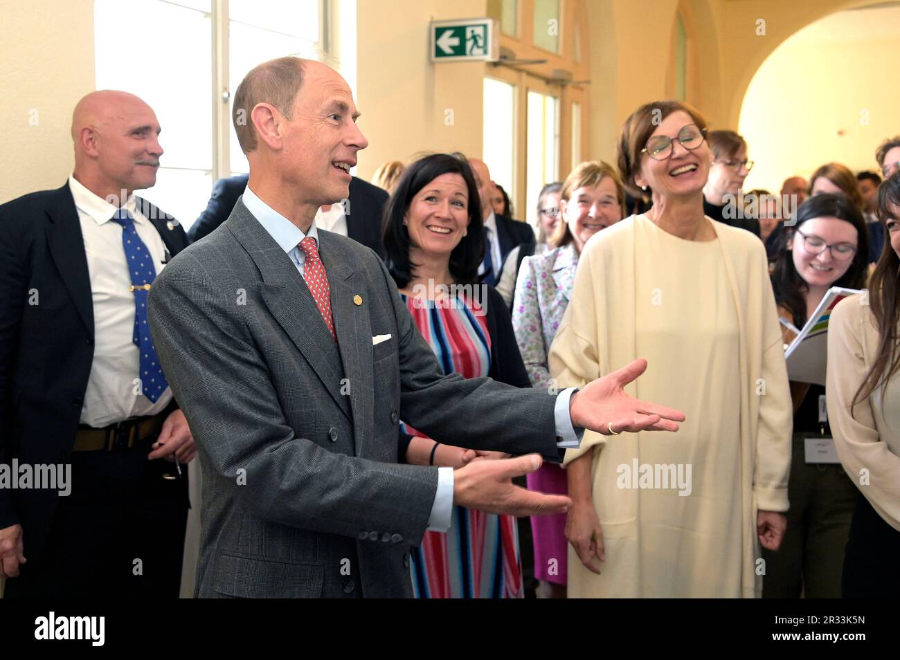 Berlin, Deutschland. 22. Mai 2023. Prinz Edward, Katharina Günther-Wünsch und Bettina stark-Watzinger beim Besuch der Schule am Schillerpark im Rahmen der Verleihung des Duke Award im Wedding. Berlin, 22.05.2023 Kredit: Geisler-Fotopress GmbH/Alamy Live News Stockfoto