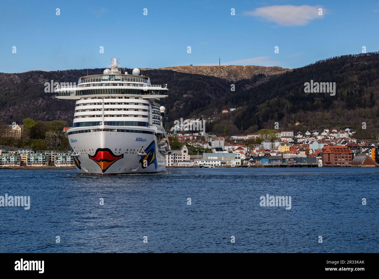 Kreuzfahrtschiff AIDAperla in Puddefjorden, Abfahrt vom Jekteviken Terminal im Hafen von Bergen, Norwegen. Stockfoto