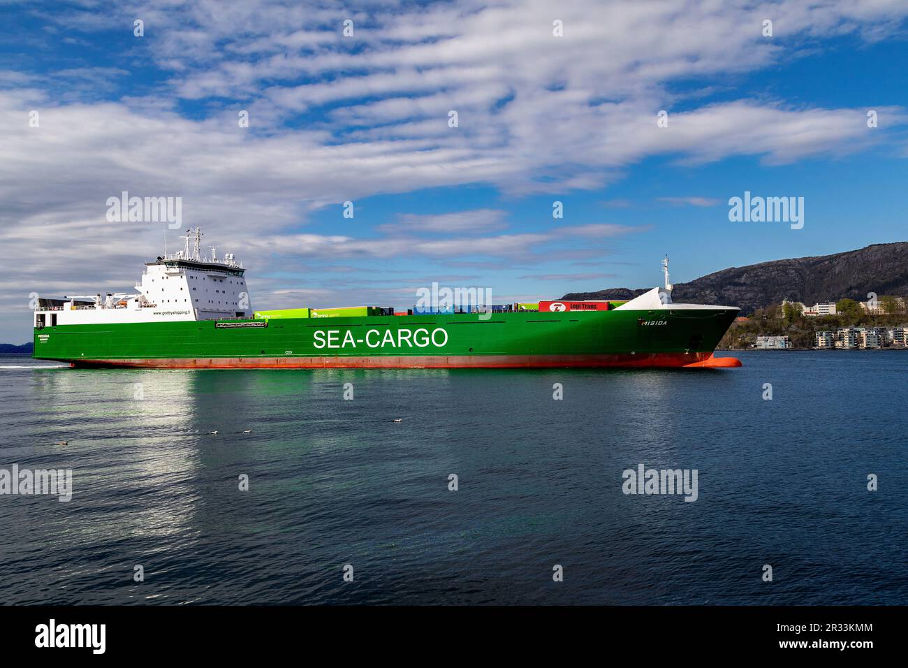 Mehrzweck-Ro-Ro-Schiff Misida in Byfjorden, Ankunft im Hafen Bergen, Norwegen. Stockfoto