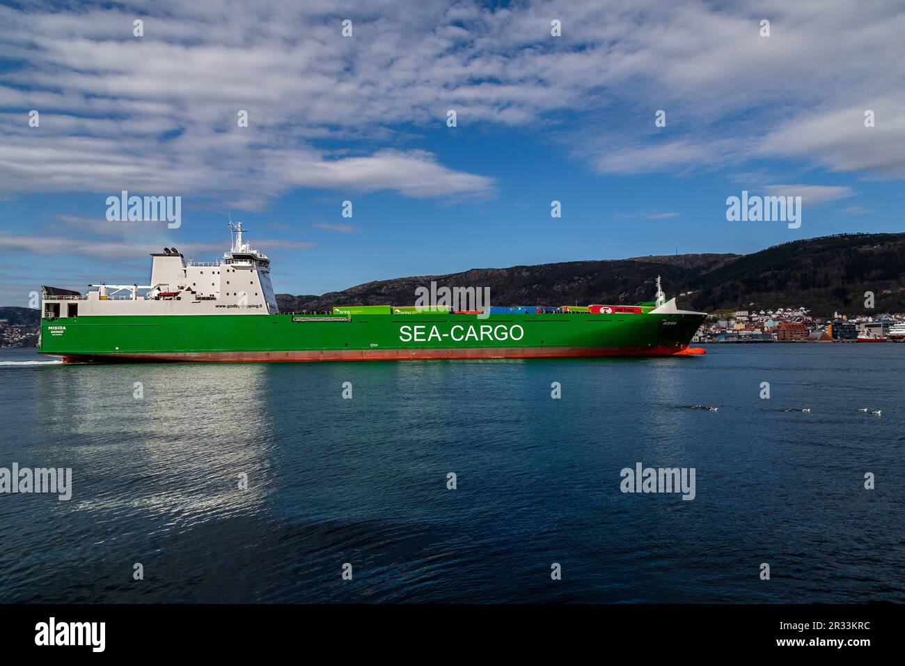Mehrzweck-Ro-Ro-Schiff Misida in Byfjorden, Ankunft im Hafen Bergen, Norwegen. Stockfoto
